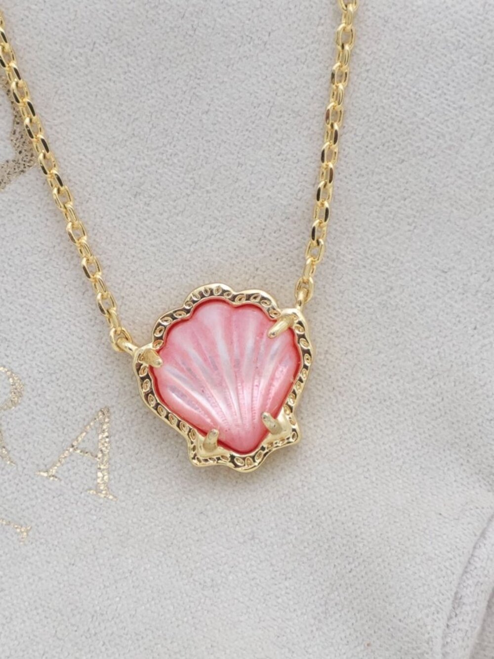 Kendra Scott Brynne Gold Shell Necklace Gold NEW - Picture 2 of 2